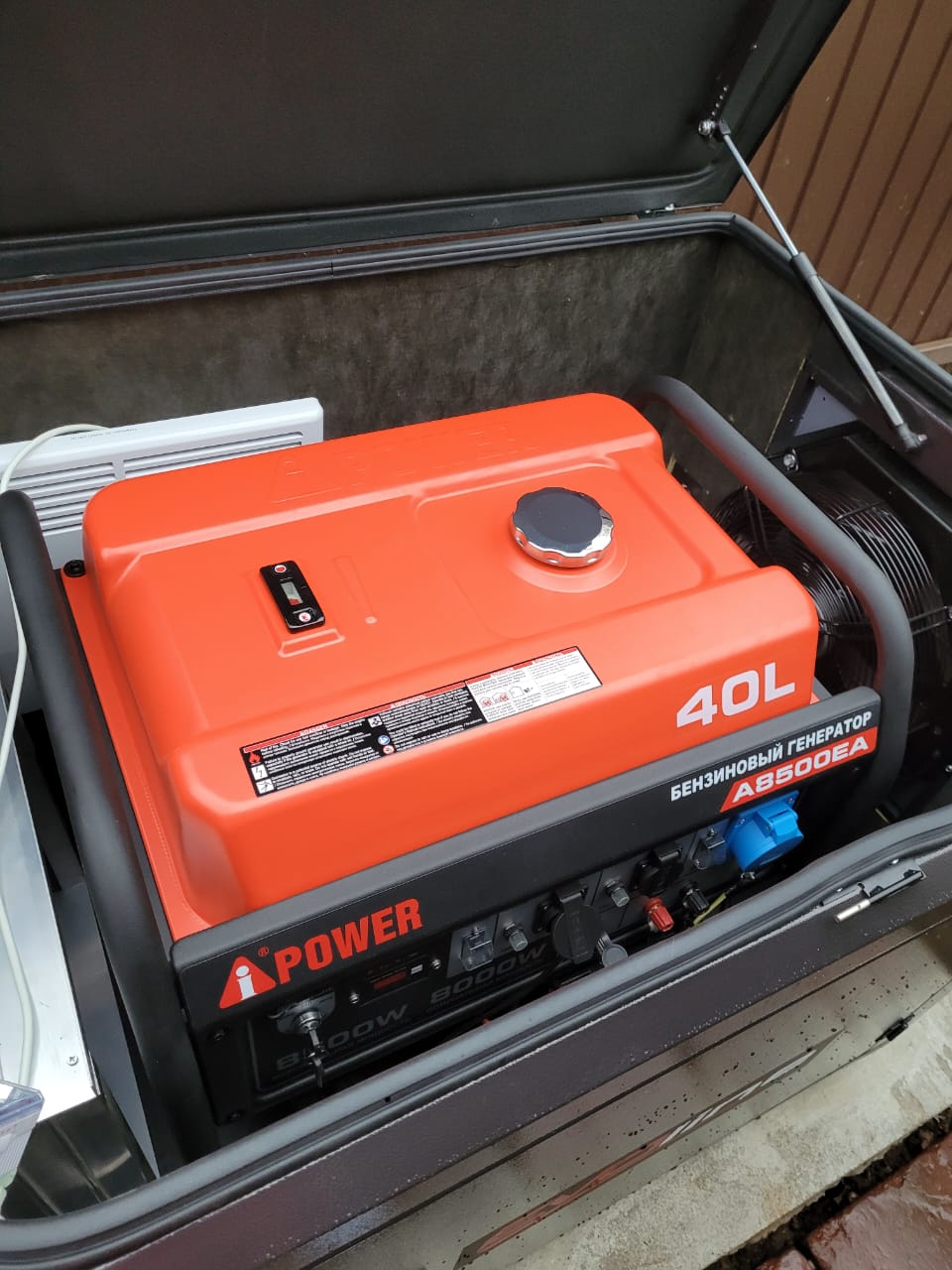 Бензиновый генератор iPower A8500EA мощностью 8,5 кВт всепогодный шумозащитный в кожухе EVOLine для частного дома